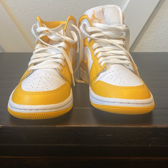 Wmns Air Jordan 1 Mid ‘University Gold’ BQ6472-117 - Picture 2 of 4